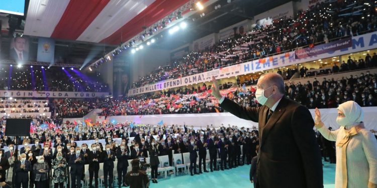 40 ألفًا غادروا حزب أردوغان خلال شهر واحد