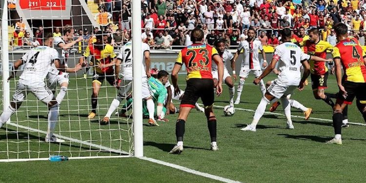 مباراة بشكتاش وجوزتبه تنتهي بهدفين و3 بطاقات حمراء