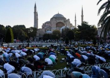 جامع “أيا صوفيا يحتضن الآلاف لأداء صلاة العيد