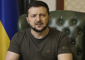 برلماني تركي سابق يرد على انتقادات “زيلينسكي” لتركيا ويصفه بالـ”المهرج الغبي”!!