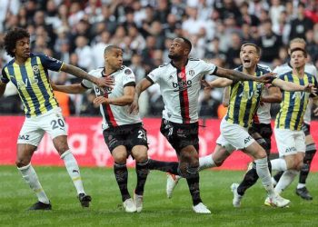 الجزائري رشيد غزال يهدي نادي بشكتاش هدف التعادل مع فنربخشة