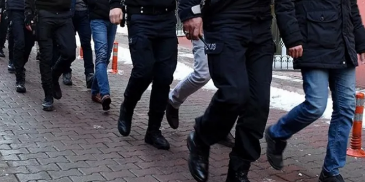 تركيا.. قرارات اعتقال بحق 52 بينهم عسكريين