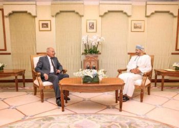 “أبو الغيط” يجري مباحثات مع مسؤولين في سلطنة عمان