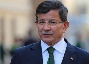 داود أوغلو: كيف تجرؤون على حظر الموسيقى الكردية؟