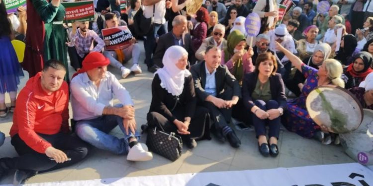 تركيا.. الشرطة تمنع مسيرة يوم اللغة الكردية