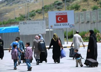 لاجئون سوريون يتلقون إخطارًا بالترحيل