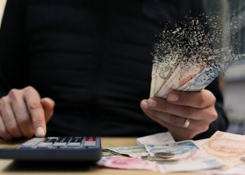 تركيا.. النقابات العمالية الثورية: الحد الأدنى للأجور يجب أن يحدد 4 مرات بالسنة