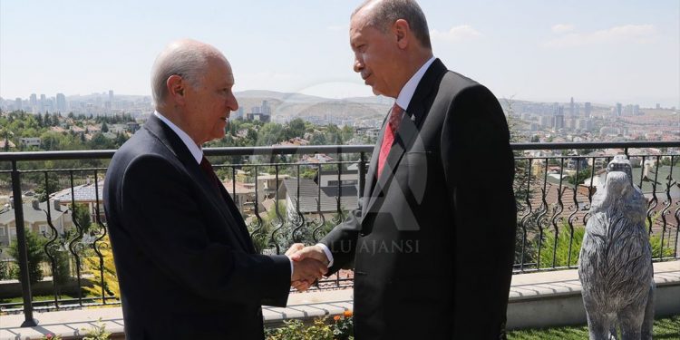 صحفي تركي: الانتخابات المبكرة “انتحار سياسي”