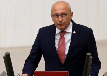 برلماني معارض يطالب بسحب قانون مراقبة “التواصل الاجتماعي” بشكل عاجل