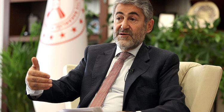 وزير المالية التركي يتفاخر بارتفاع النمو متجاهلًا ارتفاع التضخم