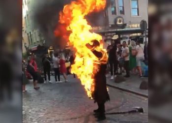 تركي يشعل النيران في جسده أمام برج جلطة في إسطنبول