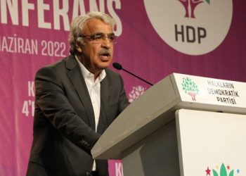 زعيم الحزب الكردي: الحل يكمن في تحالف ثالث