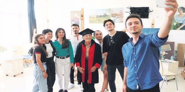 مسن تركي يتخرج من الكلية بعمر الـ81