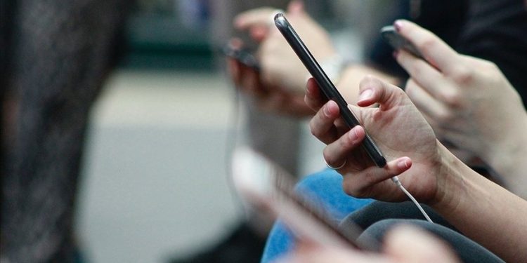 العلماء يحذرون: النظر إلى الهاتف يقصر متوسط العمر المتوقع