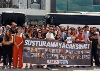 837 صحفيًا في تركيا يتضامنون مع زملائهم المحتجزين