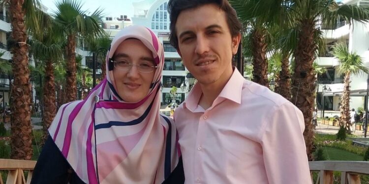 تركية معتقلة بتهمة سياسية تضع طفلها الأول