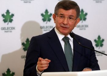 داود أوغلو لأردوغان: تحلَّ بالأدب