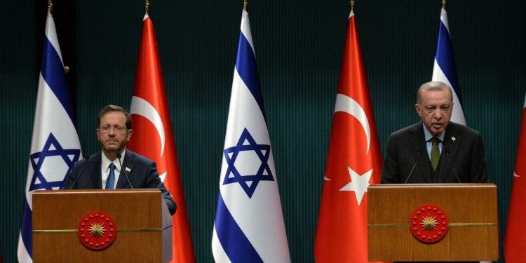 تركيا تعلن رفع التمثيل الدبلوماسي مع إسرائيل إلى مستوى “سفير”