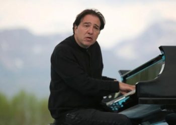 عازف بيانو تركي: يشرعون قانون رقابة بدلاً من حل أزمة التضخم!