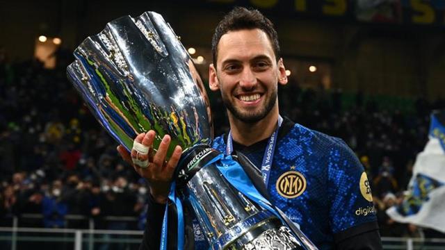 هل ينتقل التركي تشالهان أوغلو إلى مانشستر يونايتد؟