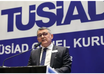 رجل أعمال تركي يطالب حكومة أردوغان بالاستماع لخبراء الاقتصاد لوقف الخسائر