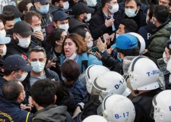 محاكمة 65 واعتقال 30 صحفياً في تركيا خلال شهر