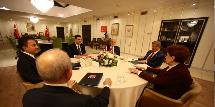 كاتب تركي يطالب المعارضة بالكف عن ذكر أخطاء حكومة أردوغان