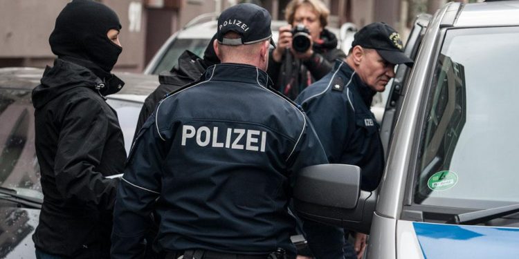 القبض على ضابط سابق في الجيش الألماني انتحل صفة “لاجئ سوري” لارتكاب جرائم كبيرة