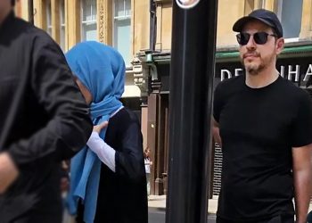 صهر أردوغان يظهر في شوارع لندن بعد غياب طويل