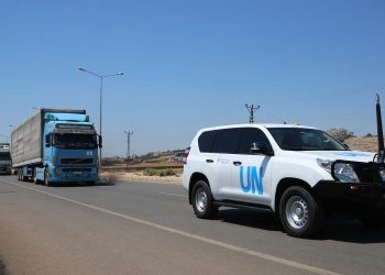 دخول 44 شاحنة مساعدات أممية من معبر “باب الهوى” التركي إلى “إدلب” السورية