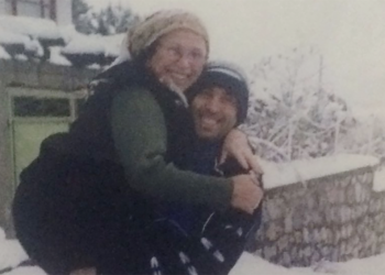 اللاعب التركي هاكان شوكور  ينعي جدته