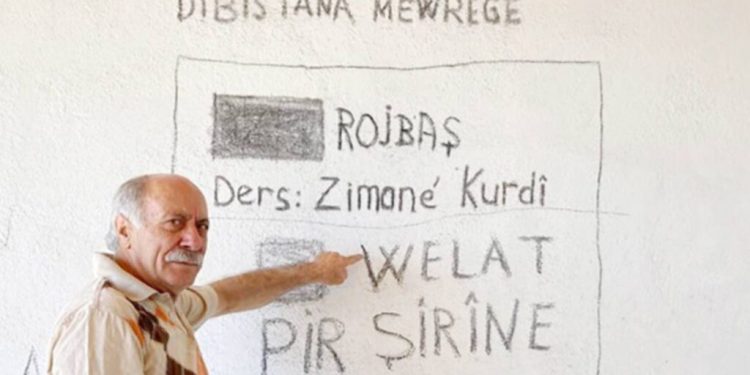 سياسي كردي يحول منزله إلى فصول لتعليم اللغة كردية