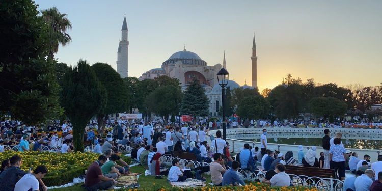 أداء صلاة عيد الأضحى في رحاب مسجد “آيا صوفيا” بحضور آلاف المصلين