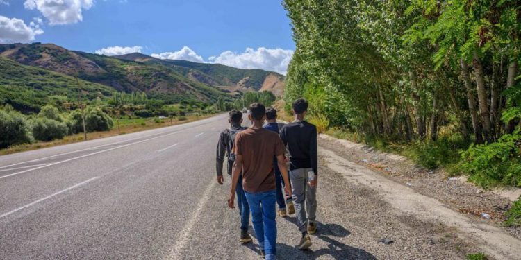 بينهم سوريون.. تركيا ترحل 54 ألف مهاجر خلال 6 أشهر