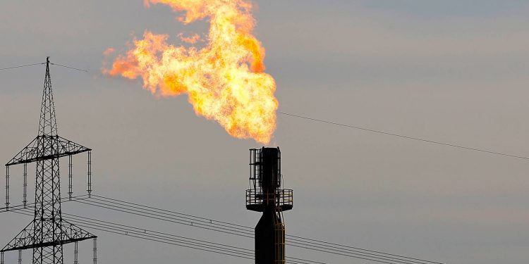 تركيا تقترض قرابة مليار دولار من “دويتشه بنك” لشراء الغاز المسال