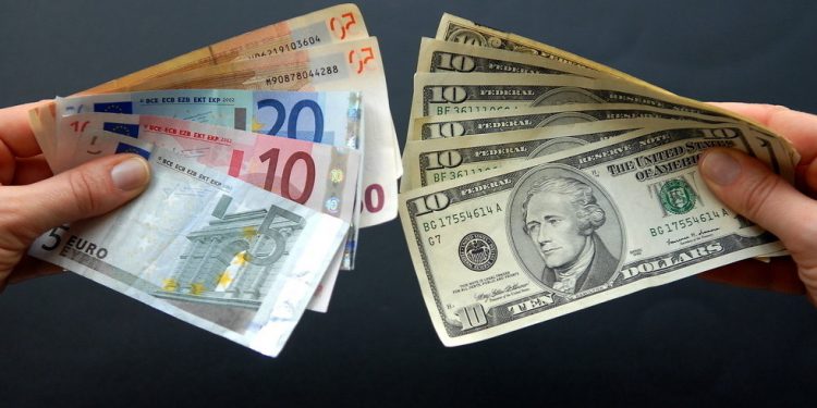 في سابقة لم تتكرر منذ 20 عامًا.. الدولار أقوى من اليورو