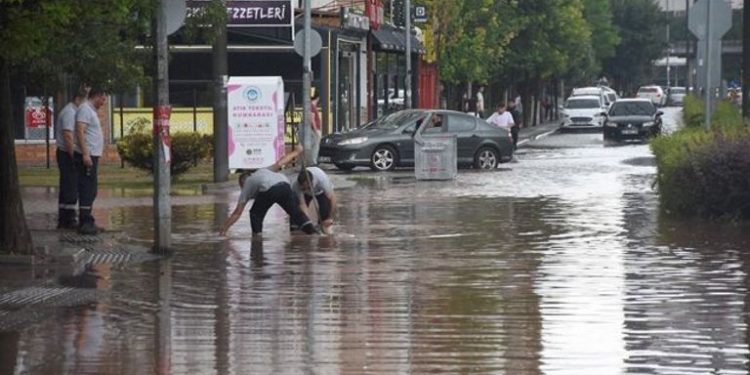 المياه تغمر بعض الأماكن في إسطنبول بسبب الأمطار الغزيرة