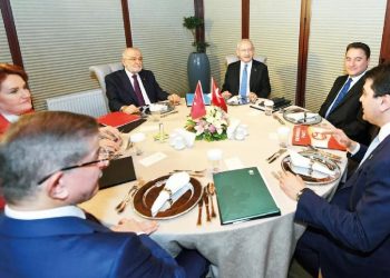 بيان تركي يحمل 300 توقيع لرفض العملية العسكرية في سوريا