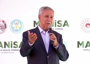 تركيا.. مستشار أردوغان السابق يروج للحزب الحاكم في مانيسا