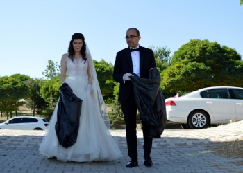 تركيا… عروسان يجمعان القمامة من الشاطىء