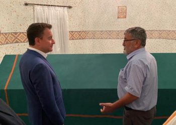 باباجان يزور العلويين بعد اعتداءات على مؤسساتهم