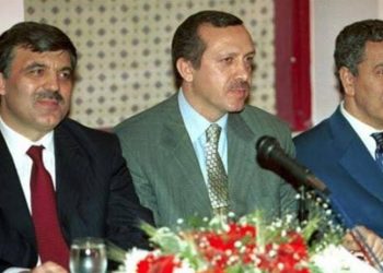 مستشار أردوغان المستقيل يحتفل بتأسيس الحزب الحاكم بصورة مع عبد الله جول!