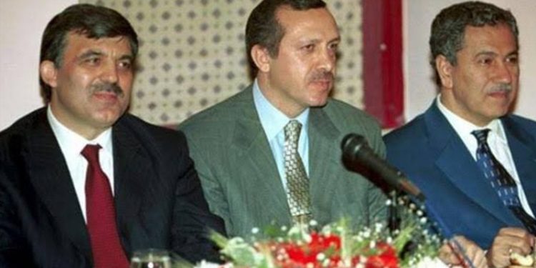 مستشار أردوغان المستقيل يحتفل بتأسيس الحزب الحاكم بصورة مع عبد الله جول!