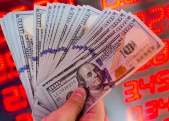 الدولار في تركيا يواصل الارتفاع أمام الليرة مسجلاً 18.29