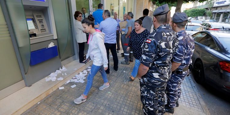 سبع عمليات اقتحام مسلّحة متتالية من قبل المودِعِين اللبنانيّين للبنوك اللبنانية