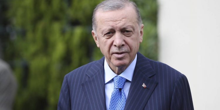 صحفي تركي: الأمور خرجت عن سيطرة أردوغان في السياسة الخارجية والاقتصاد