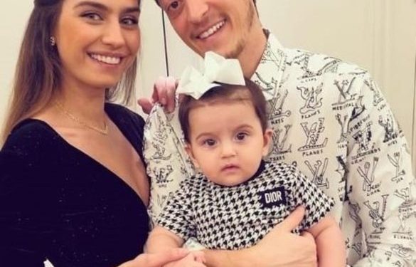 اللاعب التركي مسعود أوزيل يرزق بطفلته الثانية