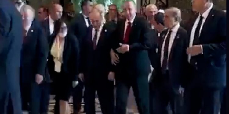 أردوغان يسير يد بيدا مع بوتين في قمة شنغهاي (فيديو)