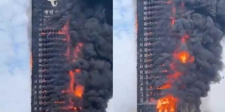 التلفزيون الصيني يتحدّث عن حريق ضخمٍ اندلعَ في ناطحة سحاب وسط الصين