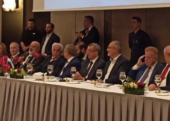 رئيس الحزب الوطني التركي يستضيف وزيرًا روسيًا على مأدبة فاخرة